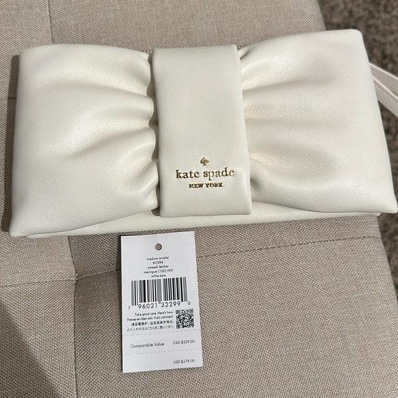 Kate Spade New York

MILLIE BOW MEDIUM WRISTLET - Picture 2 of 4